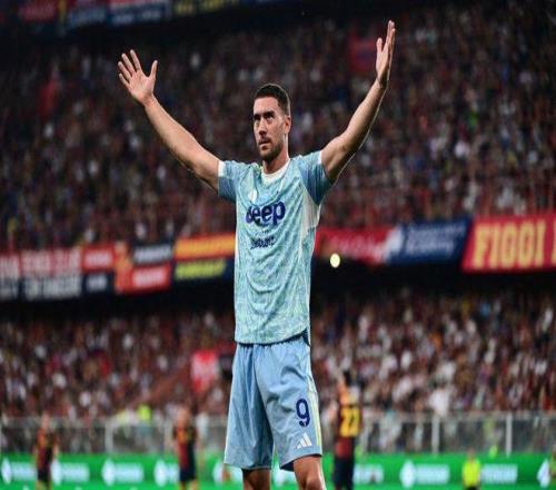 詹皇暂停时斜眼怒瞪艾顿，这表情连东契奇也难以招架，更别说顿巴斯莫尔了！